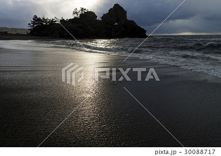 能登半島　曽々木海岸　窓岩 30088717