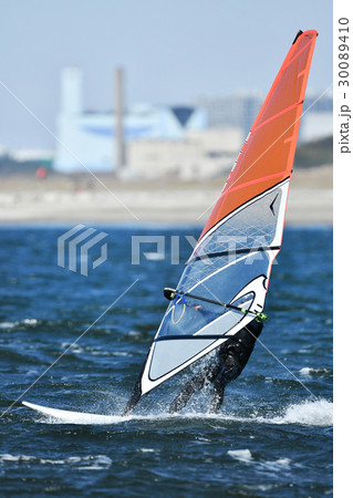 東京湾のウィンドサーファー 30089410