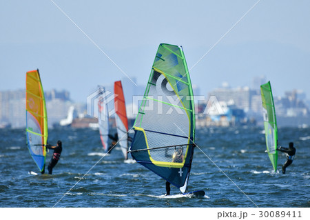 東京湾のウィンドサーファー 30089411
