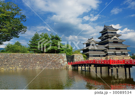 長野 松本城天守閣と埋の橋 長野 松本城天守閣と埋の橋 30089534