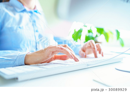 Woman office worker typing on the keyboard Woman office worker typing on the keyboard 30089929