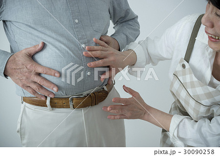 メタボイメージ　夫のお腹を見て驚く奥さん 30090258