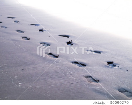 砂浜 ビーチ 足跡 30090270