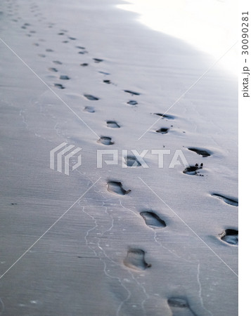 砂浜 足跡 足あと 30090281