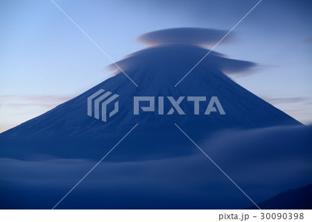 本栖湖から雲と富士山 30090398