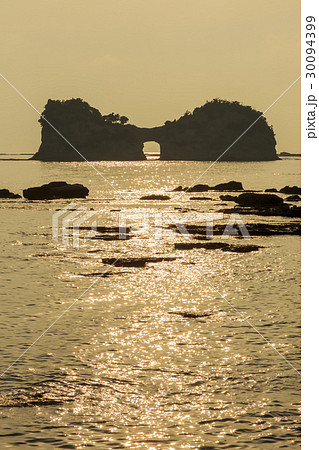 和歌山県・南紀白浜・円月島 30094399