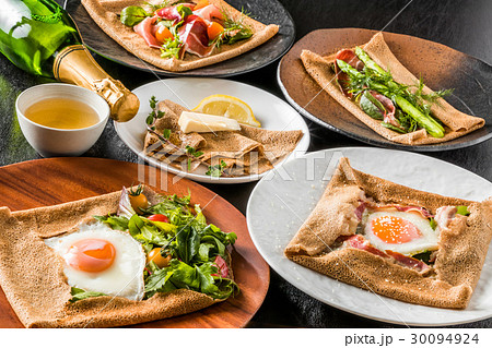 そば粉のクレープ ガレット galette French food そば粉のクレープ ガレット galette French food 30094924