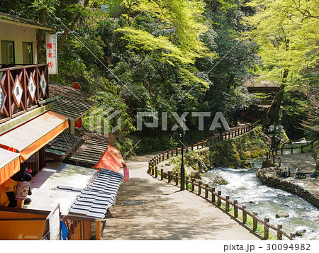 大阪府箕面公園 滝道と茶屋 30094982