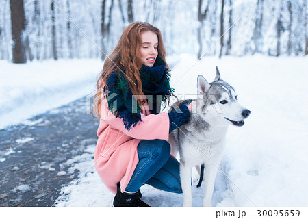 Female master on dog training with siberian husky 30095659