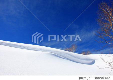 雪深い早春の大沼山 30096482