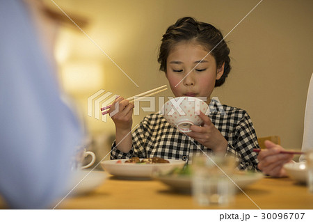 女の子 夕食 30096707