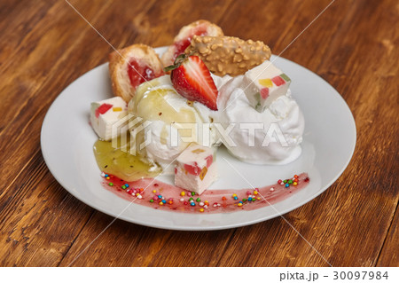 Ice cream with strawberry, syrup and treats 30097984