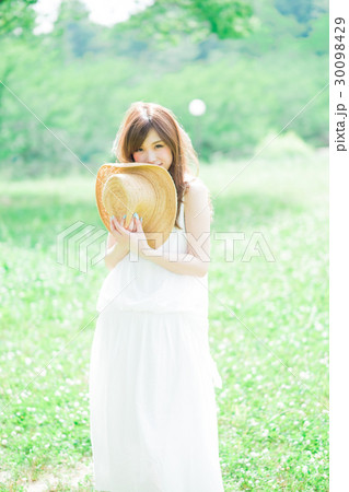 麦わら帽子を持つ女性 30098429