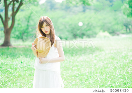 麦わら帽子を持つ女性 麦わら帽子を持つ女性 30098430