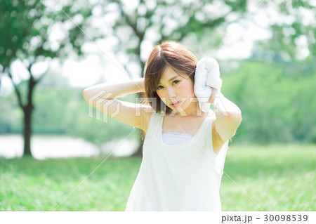 汗を拭う女性 30098539