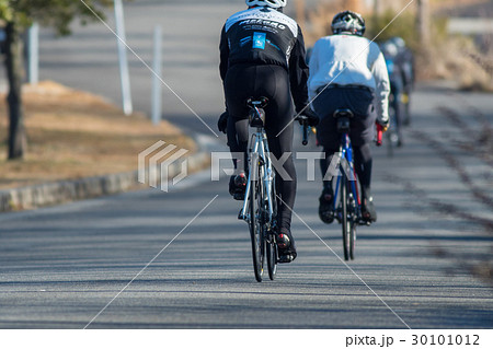 朝サイクリングをしている人々 30101012