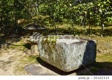 桂離宮　外腰掛　二重桝形の手水鉢と灯籠 30102314
