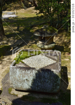 桂離宮　外腰掛　二重桝形の手水鉢と灯籠 30102316