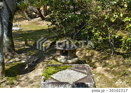 桂離宮　外腰掛　二重桝形の手水鉢と灯籠 30102317