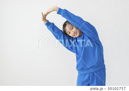 体操着で準備体操をする女子中学生 30102757