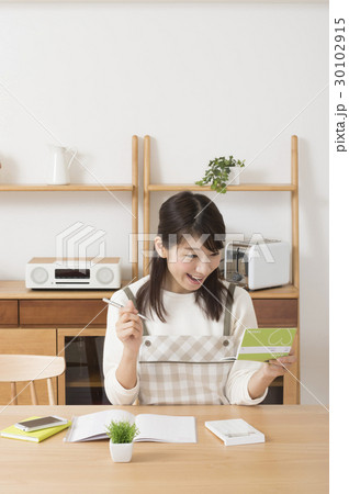 通帳を見て喜ぶ主婦　家計簿 30102915