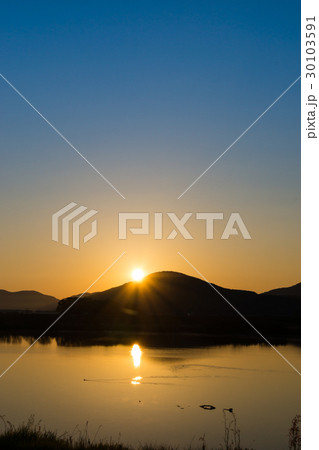 河畔から昇る朝日の風景 30103591