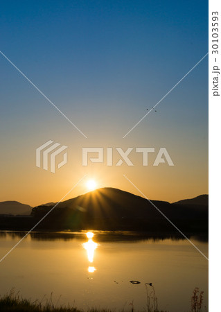 河畔から昇る朝日の風景 30103593