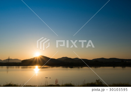 河畔から昇る朝日の風景 河畔から昇る朝日の風景 30103595