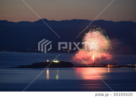 北海道江差町の鴎島まつりの花火大会の風景を撮影 北海道江差町の鴎島まつりの花火大会の風景を撮影 30105020