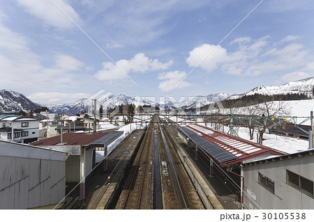 越後中里駅と雪山の風景 30105538