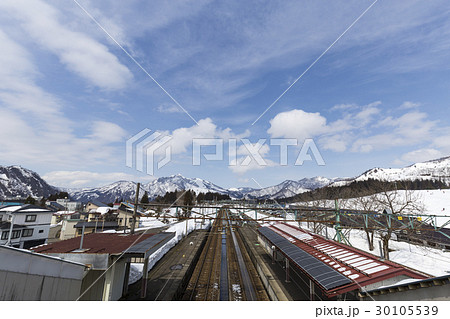 越後中里駅と雪山の風景 30105539