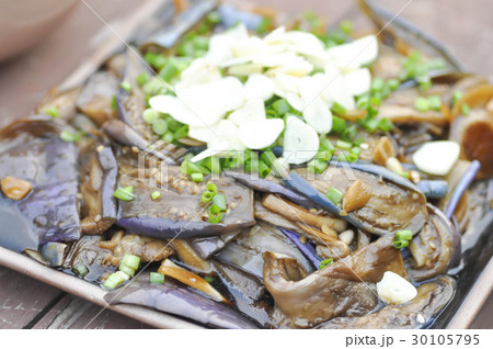 stir fried eggplant with green shallot 30105795