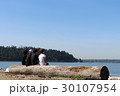 海を眺める少年たち 30107954