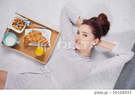 young beauty woman having breakfast in bed early sunny morning young beauty woman having breakfast in bed early sunny morning 30108935
