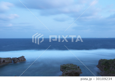 沖縄の波（恩納村　万座）早朝 30109234