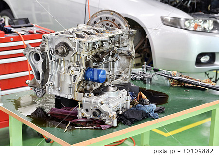 自動車エンジンの整備 30109882