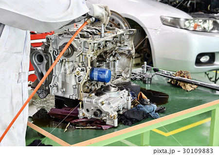 自動車エンジンの整備 30109883