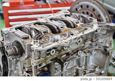 自動車エンジンの整備 30109884