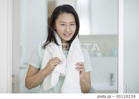 若い女性 風呂上がり 若い女性 風呂上がり 30110239