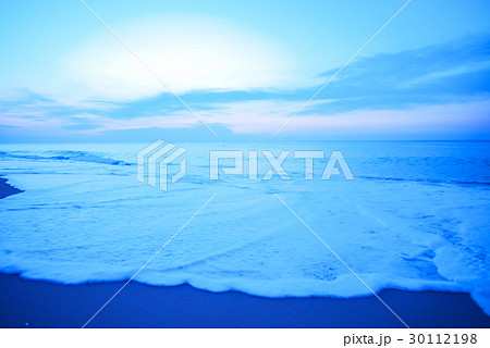 朝焼けの海（愛知県ー渥美半島）伊良湖、太平洋ロングビーチ 30112198