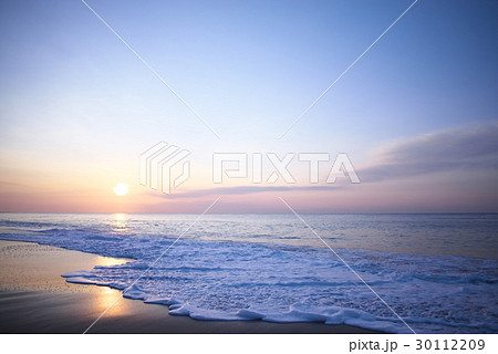 朝焼けの海 愛知県ー渥美半島 伊良湖 太平洋ロングビーチの写真素材