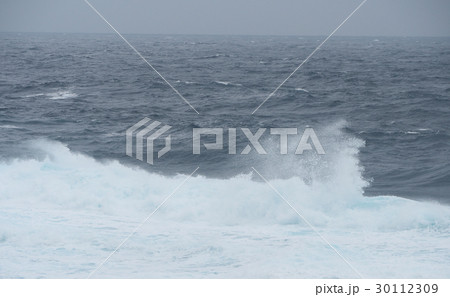 沖縄　残波岬の荒波 30112309