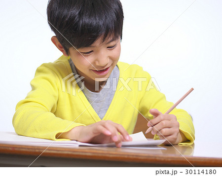 勉強する小学生(4年生) 勉強する小学生(4年生) 30114180