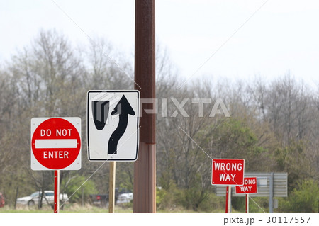 アメリカの道路標識 進入禁止の写真素材 [30117557] - PIXTA