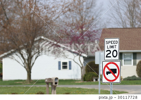 アメリカの道路標識 住宅地の制限速度マイルと大型車進入禁止の写真素材