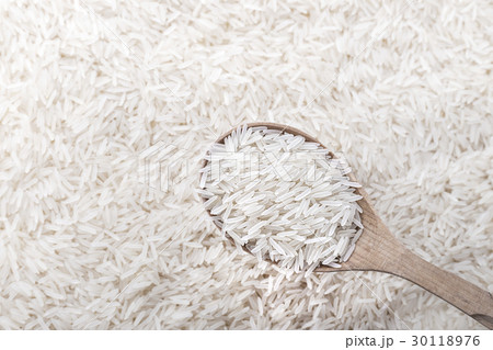 scattered raw rice background 30118976