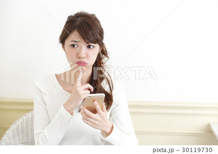 スマホを使う女性 30119730