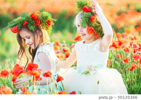 little girl model, poppies, summer fashion concept 30120366
