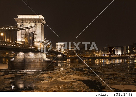 Chainbridge at nighttime with icy Danube 30121442
