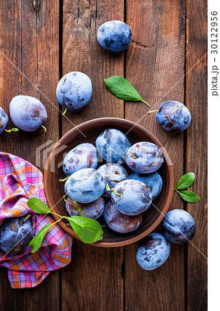 Fresh plums with green leaves 30122956